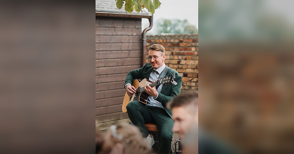 Fingerstyle-Gitarrist aus Dresden bei einem Live-Auftritt
