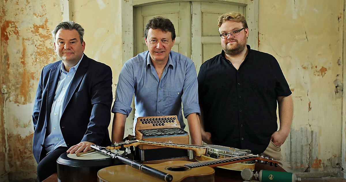 Irish-Folk-Trio mit Flöte und Bodhrán bei einem Live-Auftritt