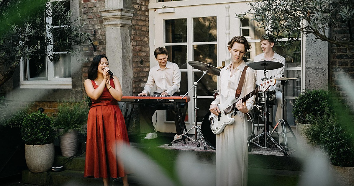 Pop-Jazz-Trio mit Sängerin spielt im Garten einer Hochzeitslocation