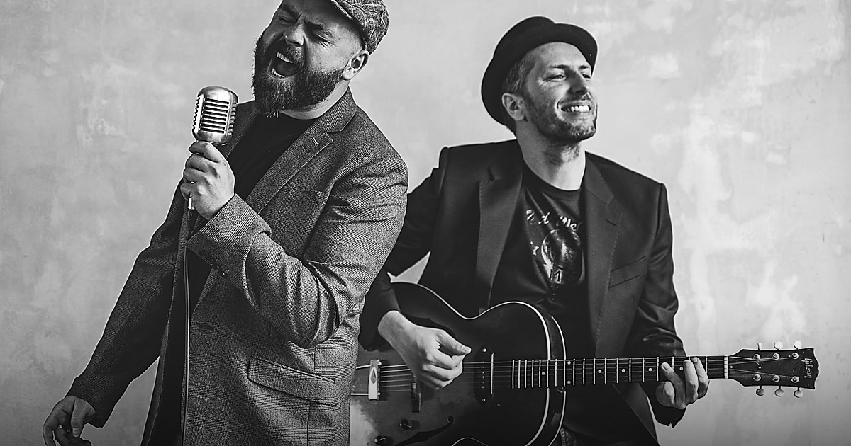 Pop-Rock-Duo aus Berlin bei einem Live-Auftritt