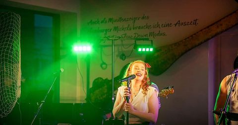 Hochzeitssängerin aus Hamburg bei einem Live-Auftritt