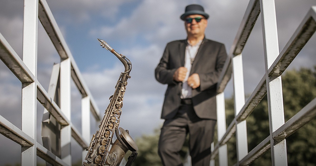 DJ mit Live-Saxofon bei einem Live-Auftritt
