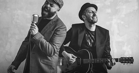 Swing- und Rockband aus Berlin: Sänger mit Vintage-Mikrofon und Gitarrist