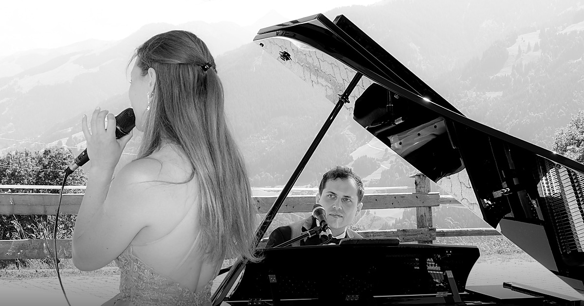 Hochzeitssängerin singt am E-Piano bei einem Auftritt im Freien