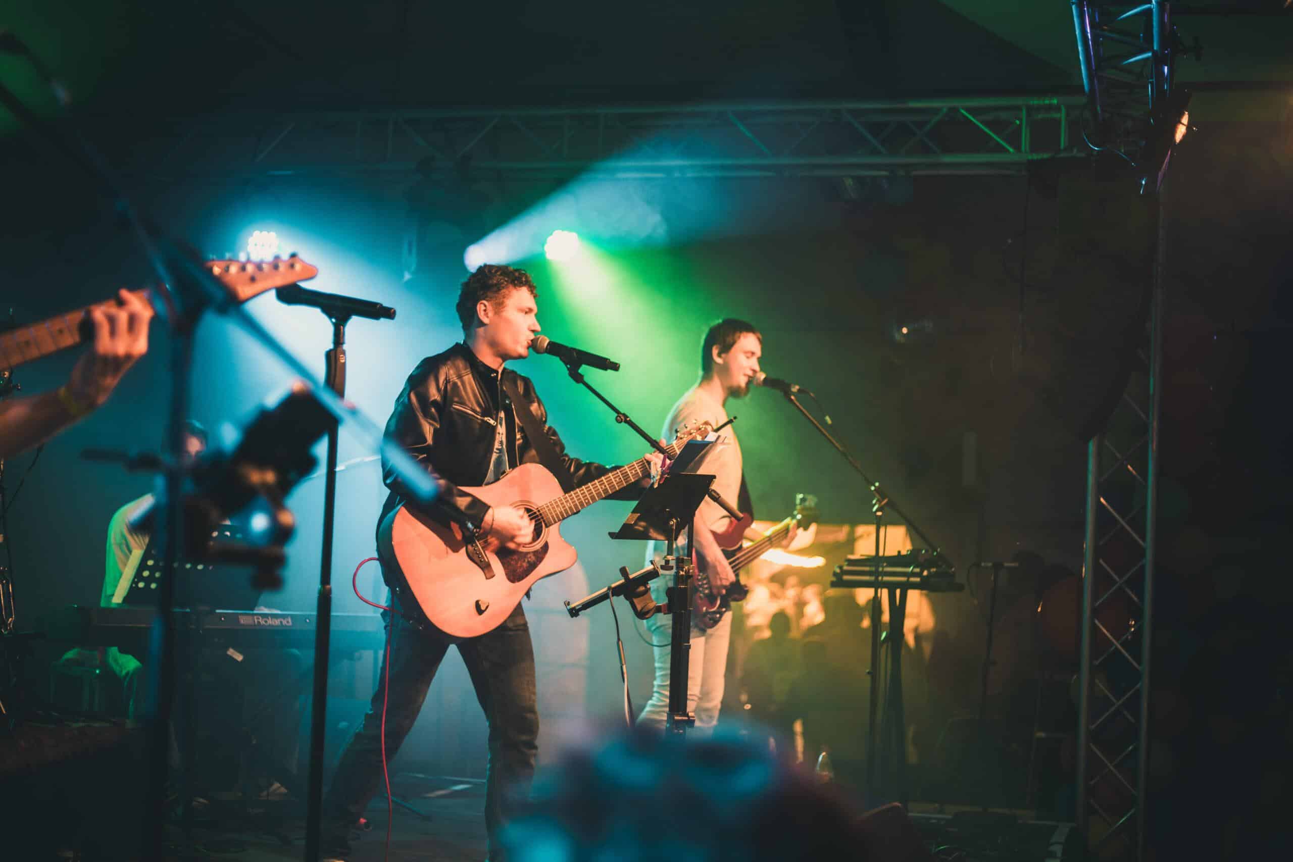 My-Coverband live auf einer Bühne