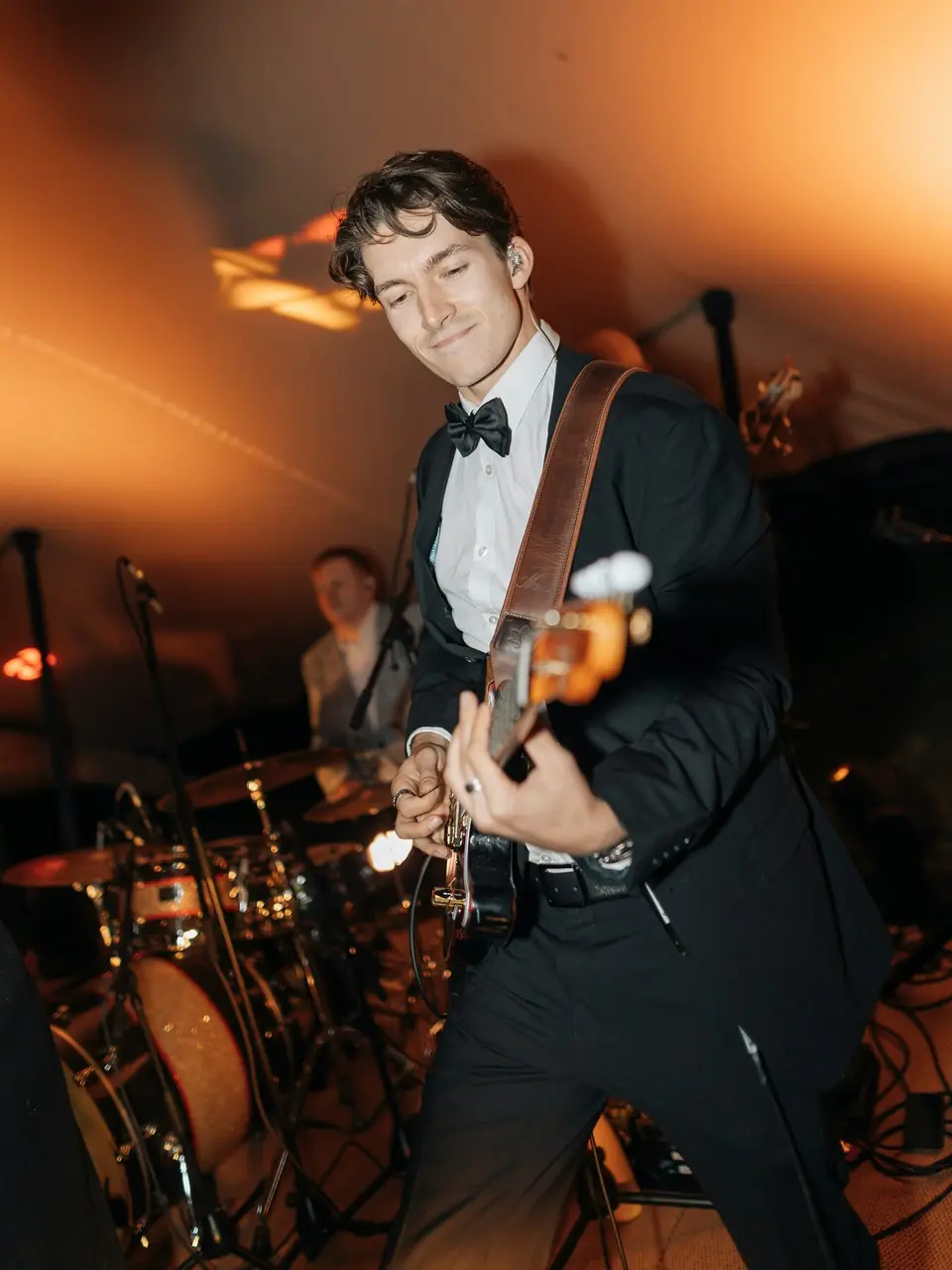 Gitarrist einer Live-Band am Abend