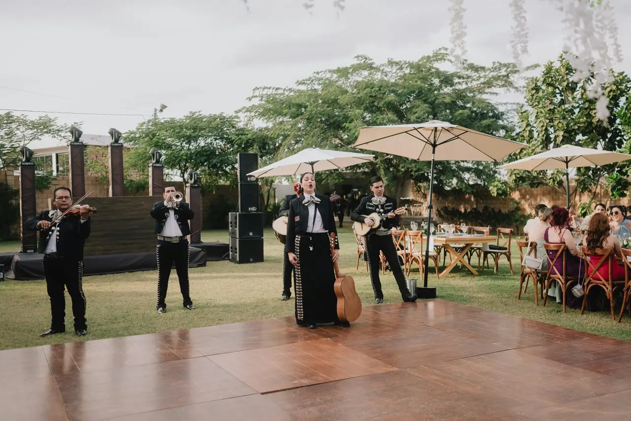 Live-Musiker bei einem eleganten Event im Freien