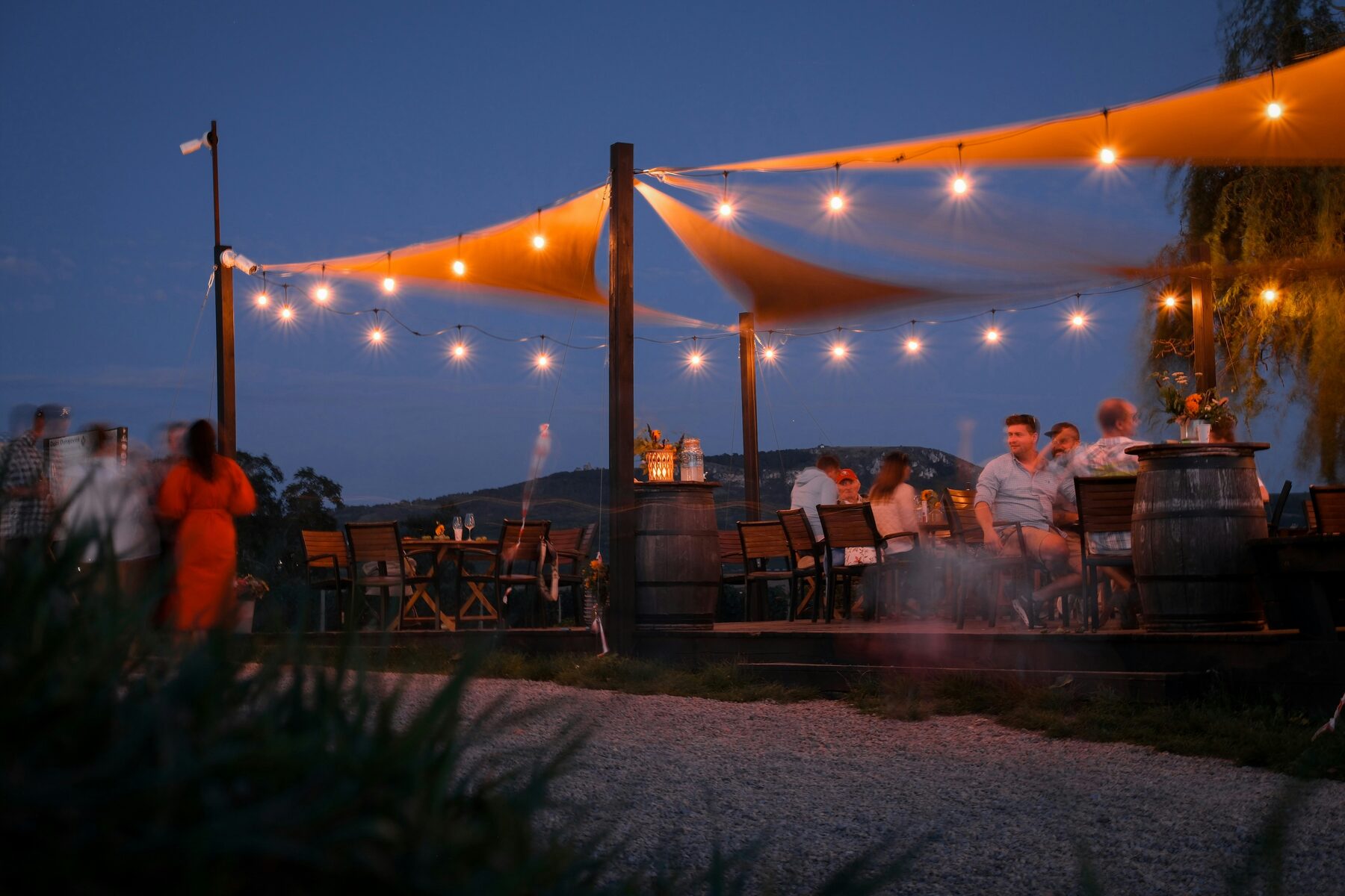 Dinner auf einer Terrasse mit warmen Lichterketten