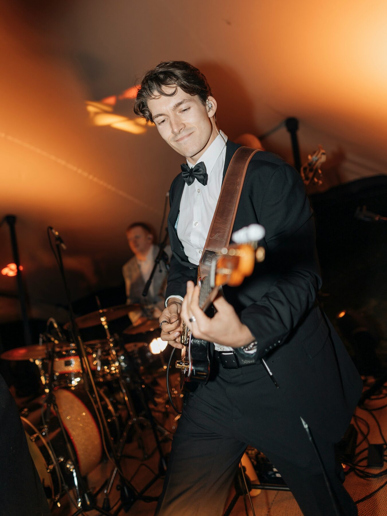 Gitarrist einer Live-Band am Abend