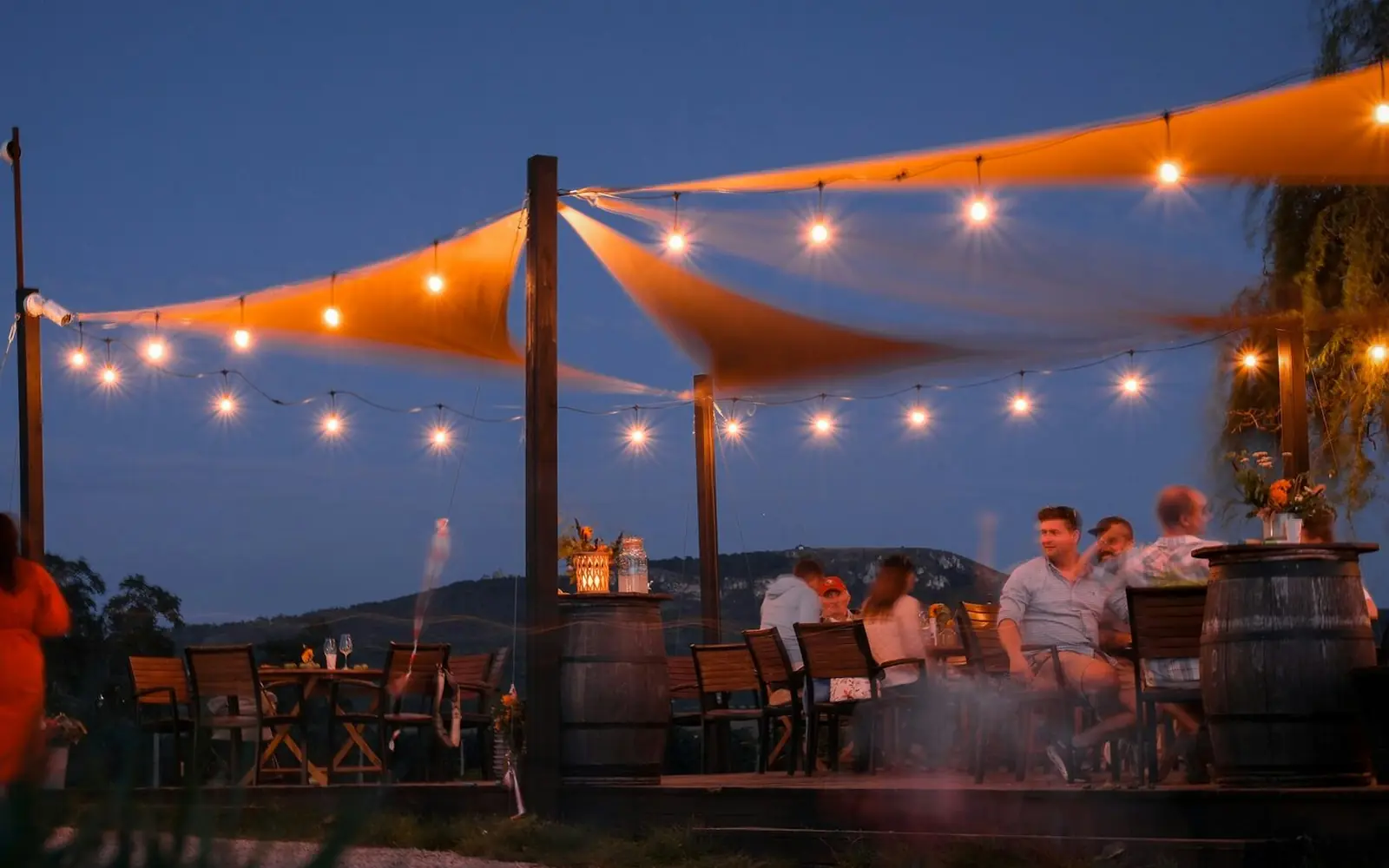 Abendliche Dinner-Terrasse mit Lichterketten