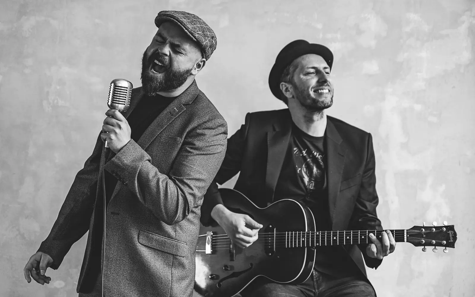 Akustik-Duo mit Gesang und Gitarre beim Sektempfang