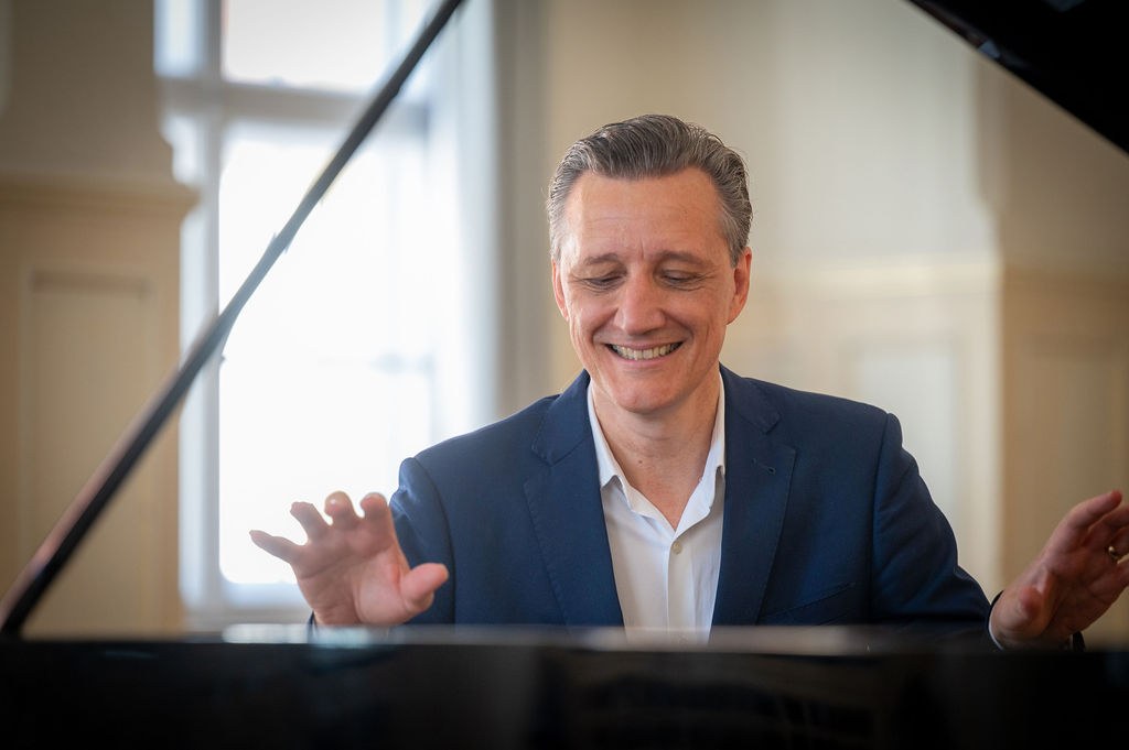 Solo Barmusik Piano & Vocals aus München – bis zu 6 Stunden musikalische Begleitung & Entertainment
