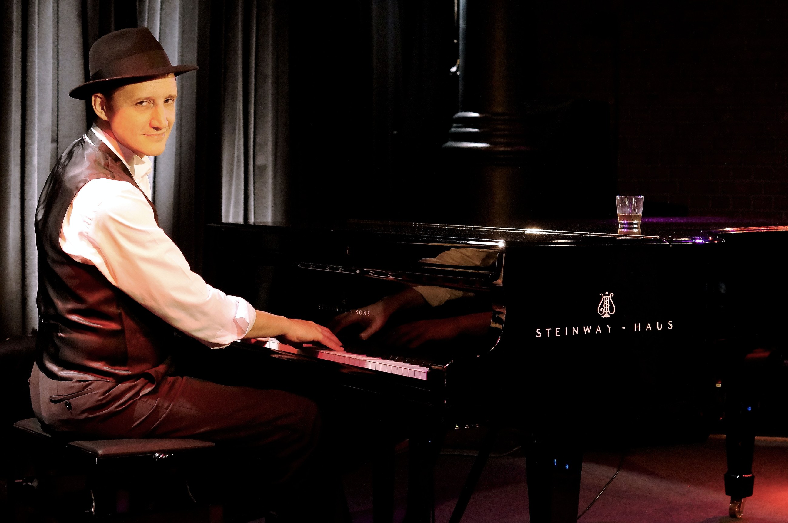 Solo Barmusik Piano & Vocals aus München – bis zu 6 Stunden musikalische Begleitung & Entertainment